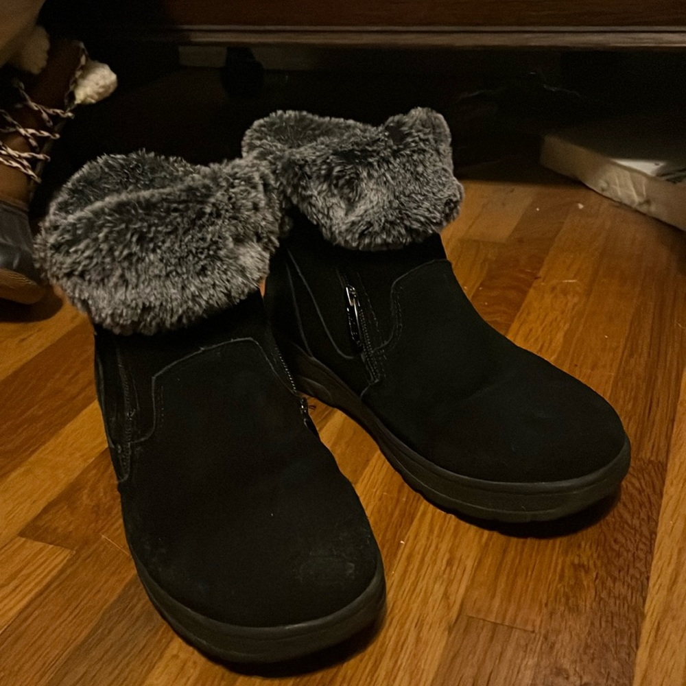 Khombu Jessica black suede ankle boot Size 9